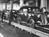 New Fiat Cars Sitting on the Assembly Line at the Fiat Auto Factory Lámina fotográfica por Carl Mydans New Fiat Cars Sitting on the Assembly Line at the Fiat Auto Factory Lámina fotográfica por Carl Mydans