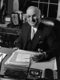 Pres. Harry S. Truman Seated at His Desk in the White House, Family Photographs on Table Behind Him Lámina fotográfica por Gjon Mili Pres. Harry S. Truman Seated at His Desk in the White House, Family Photographs on Table Behind Him Lámina fotográfica por Gjon Mili