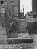 Englishmen Chatting as They Stand on Wapping Old Stairs Which Is a Great Thames Landmark 写真プリント - カール・マイダンス Englishmen Chatting as They Stand on Wapping Old Stairs Which Is a Great Thames Landmark 写真プリント - カール・マイダンス