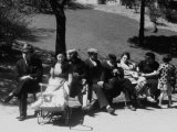 Jewish Families Sitting in the Sun During Visit to a Park Lámina fotográfica Jewish Families Sitting in the Sun During Visit to a Park Lámina fotográfica