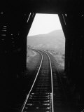 Railroad Tracks as Seen Through the Tunnel Lámina fotográfica por Peter Stackpole Railroad Tracks as Seen Through the Tunnel Lámina fotográfica por Peter Stackpole