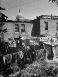 Capital Building Sitting Behind Slum Dwellings in the City Lámina fotográfica por Dmitri Kessel