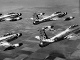F84 Planes Flying in Formation Lámina fotográfica por J. R. Eyerman