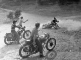 Riders Enjoying Motorcycle Riding, with One Taking a Spill Lámina fotográfica por Loomis Dean Riders Enjoying Motorcycle Riding, with One Taking a Spill Lámina fotográfica por Loomis Dean