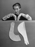 Model Modeling Elbow Length Gloves Lámina fotográfica por Nina Leen Model Modeling Elbow Length Gloves Lámina fotográfica por Nina Leen