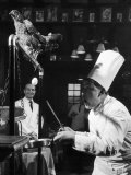 French Restaurant Owner Sam Letrone Entertaining Patrons with His Performing Chicken Lámina fotográfica por Loomis Dean French Restaurant Owner Sam Letrone Entertaining Patrons with His Performing Chicken Lámina fotográfica por Loomis Dean