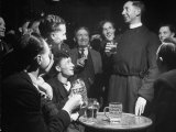 Priest Drinking in a Pub During a Revival of the Church of England Lámina fotográfica Priest Drinking in a Pub During a Revival of the Church of England Lámina fotográfica