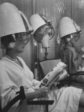 Wig Posing under Drier Lámina fotográfica por Nina Leen Wig Posing under Drier Lámina fotográfica por Nina Leen