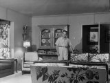 Gangster Mickey Cohen Standing in His Lavishly Furnished Living Room Lámina fotográfica por Ed Clark Gangster Mickey Cohen Standing in His Lavishly Furnished Living Room Lámina fotográfica por Ed Clark