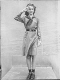 Girl Scout Saluting the Flag Using Three Fingers Lámina fotográfica por Alfred Eisenstaedt Girl Scout Saluting the Flag Using Three Fingers Lámina fotográfica por Alfred Eisenstaedt