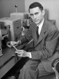 Mathematician and Computer Scientist Claude Shannon Lámina fotográfica por Alfred Eisenstaedt