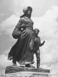 Sculpture of a Pioneer Woman and Her Child Lámina fotográfica por Alfred Eisenstaedt Sculpture of a Pioneer Woman and Her Child Lámina fotográfica por Alfred Eisenstaedt