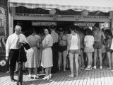Customers Lined Up at a Hot Dog Stand on the Boardwalk in the Resort and Convention City Lámina fotográfica por Alfred Eisenstaedt