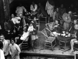 People Patronizing a Tea Shop on Market Day Lámina fotográfica por Carl Mydans People Patronizing a Tea Shop on Market Day Lámina fotográfica por Carl Mydans
