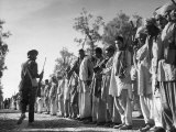 Armed Pathan Tribesmen Waiting for Leader, Batcha Gul, to Lead Them into Battle for Independence Lámina fotográfica por Margaret Bourke-White
