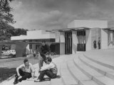 Students on Campus of Florida Southern University Designed by Frank Lloyd Wright Lámina fotográfica por Alfred Eisenstaedt