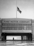 With Flag at Half Staff, the Ford Plant Is Deserted for Henry Ford's Funeral Lámina fotográfica por Ralph Morse With Flag at Half Staff, the Ford Plant Is Deserted for Henry Ford's Funeral Lámina fotográfica por Ralph Morse