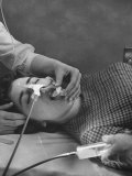 Patient Having Stomach Pumped after Poisoning by Overdose of Tranquilizers Lámina fotográfica por Ralph Morse Patient Having Stomach Pumped after Poisoning by Overdose of Tranquilizers Lámina fotográfica por Ralph Morse