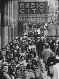 Crowds of People Waiting to See Radio City Music Hall's Easter Show Lámina fotográfica por Yale Joel