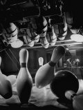 Pins Falling after Being Struck by Bowling Ball Lámina fotográfica