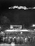 Highlanders Do a Spirited Dance for a Huge Festival Audience Lámina fotográfica