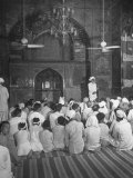 Moslem Worshipperss During Service in Beautiful Vasiz Khan Mosque Lámina fotográfica por Margaret Bourke-White Moslem Worshipperss During Service in Beautiful Vasiz Khan Mosque Lámina fotográfica por Margaret Bourke-White