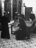Priests Playing Ping-Pong at Social School Lámina fotográfica por Dmitri Kessel Priests Playing Ping-Pong at Social School Lámina fotográfica por Dmitri Kessel