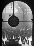 Clock in Pennsylvania Station Lámina fotográfica por Alfred Eisenstaedt