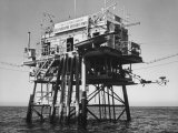 Oceanographic Research Tower Utilizing Electronic Equipment Lámina fotográfica Oceanographic Research Tower Utilizing Electronic Equipment Lámina fotográfica