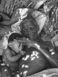 Old Bushman Woman Holding a Baby Lámina fotográfica Old Bushman Woman Holding a Baby Lámina fotográfica