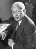 Portrait of Philosopher Alain Leroy Locke Sitting at Desk in Office at Howard University Lámina fotográfica por Alfred Eisenstaedt Portrait of Philosopher Alain Leroy Locke Sitting at Desk in Office at Howard University Lámina fotográfica por Alfred Eisenstaedt