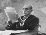 Robert Moses, Nyc Planner and Builder of Highways, Reading Document in His Office Lámina fotográfica por Alfred Eisenstaedt Robert Moses, Nyc Planner and Builder of Highways, Reading Document in His Office Lámina fotográfica por Alfred Eisenstaedt