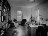 Architect Eero Saarinen Sitting in His Studio at Home Lámina fotográfica Architect Eero Saarinen Sitting in His Studio at Home Lámina fotográfica