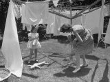 Suburban Mother Playing with Her Two Daughters While Hanging Laundry in Backyard Lámina fotográfica por Alfred Eisenstaedt Suburban Mother Playing with Her Two Daughters While Hanging Laundry in Backyard Lámina fotográfica por Alfred Eisenstaedt