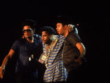 Rap Group Run DMC Onstage: Darryl Mcdaniels, Jason Mizell and Joe Simmons Lámina fotográfica de primera calidad