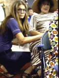 Gloria Steinem Kneeling Down Beside Bella Abzug During the Democratic Convention Fototryk i høj kvalitet