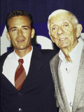Actor Luke Perry and Producer Aaron Spelling Lámina fotográfica de primera calidad por Mirek Towski Actor Luke Perry and Producer Aaron Spelling Lámina fotográfica de primera calidad por Mirek Towski