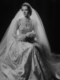 Franches Roche Posing in Gown for Her Wedding to Lord John Althorp Lámina fotográfica de primera calidad por Carl Mydans Franches Roche Posing in Gown for Her Wedding to Lord John Althorp Lámina fotográfica de primera calidad por Carl Mydans