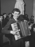 Science Student Playing the Accordian Lámina fotográfica por Ed Clark Science Student Playing the Accordian Lámina fotográfica por Ed Clark
