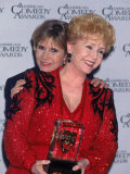 Actress Carrie Fisher Hugging Mother, Entertainer Debbi Reynolds, at American Comedy Awards Lámina fotográfica de primera calidad por Mirek Towski