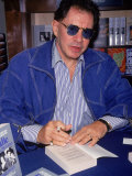 Actor Eddie Fisher Signing Copies of His Book Lámina fotográfica de primera calidad Actor Eddie Fisher Signing Copies of His Book Lámina fotográfica de primera calidad