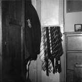 Blazer and School Ties Hanging in Room of a Merten College Student at Oxford University Lámina fotográfica Blazer and School Ties Hanging in Room of a Merten College Student at Oxford University Lámina fotográfica