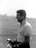 Entertainer Dean Martin Playing Golf Lámina fotográfica de primera calidad por Allan Grant Entertainer Dean Martin Playing Golf Lámina fotográfica de primera calidad por Allan Grant
