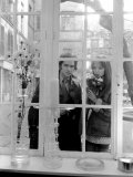 Fashion Model Penelope Tree Window Shopping Paris Lámina fotográfica de primera calidad