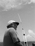 Author Ernest Hemingway Participating in a Cuban Fishing Tournament Lámina fotográfica de primera calidad por Alfred Eisenstaedt