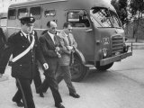 Escorting Sicilian Mafia Mobsters to Trial Lámina fotográfica Escorting Sicilian Mafia Mobsters to Trial Lámina fotográfica