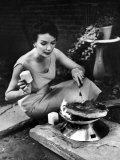 Well-Dressed Woman Cooking a Large Steak on the Aluminum Disposable Barbecue Grill Impressão fotográfica por Peter Stackpole Well-Dressed Woman Cooking a Large Steak on the Aluminum Disposable Barbecue Grill Impressão fotográfica por Peter Stackpole