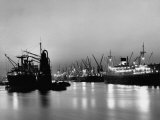 Cargo Ships in the Harbor Lámina fotográfica por Dmitri Kessel Cargo Ships in the Harbor Lámina fotográfica por Dmitri Kessel