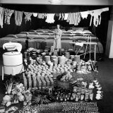 Housewife Marjorie McWeeney with Broom Amidst Display of Her Week's Housework, Bloomingdale's Store Lámina fotográfica por Nina Leen Housewife Marjorie McWeeney with Broom Amidst Display of Her Week's Housework, Bloomingdale's Store Lámina fotográfica por Nina Leen