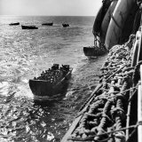 American Army Troops Coming Aboard Apa at Sea for D-Day Allied Invasion of Normandy Premium fotografisk trykk av Ralph Morse American Army Troops Coming Aboard Apa at Sea for D-Day Allied Invasion of Normandy Premium fotografisk trykk av Ralph Morse
